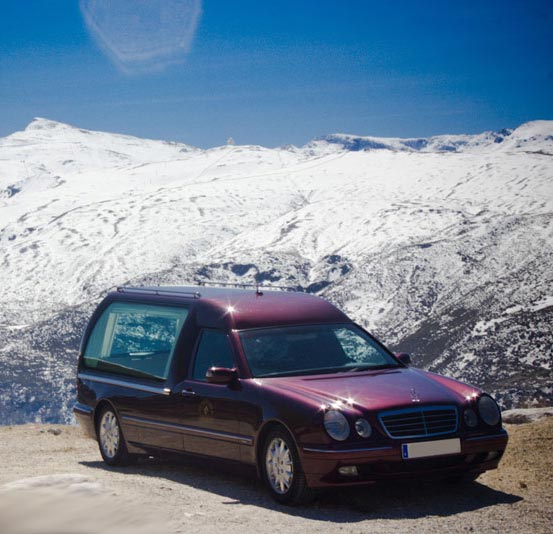 Funeraria Sierra Nevada coche fúnebre estacionado 